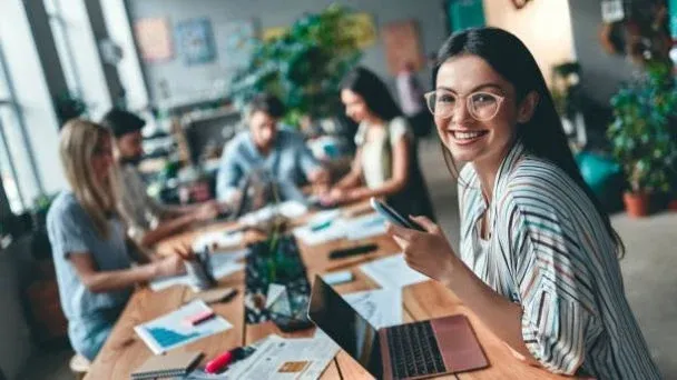 Grupo de adultos jóvenes reflexionando sobre identidad de género