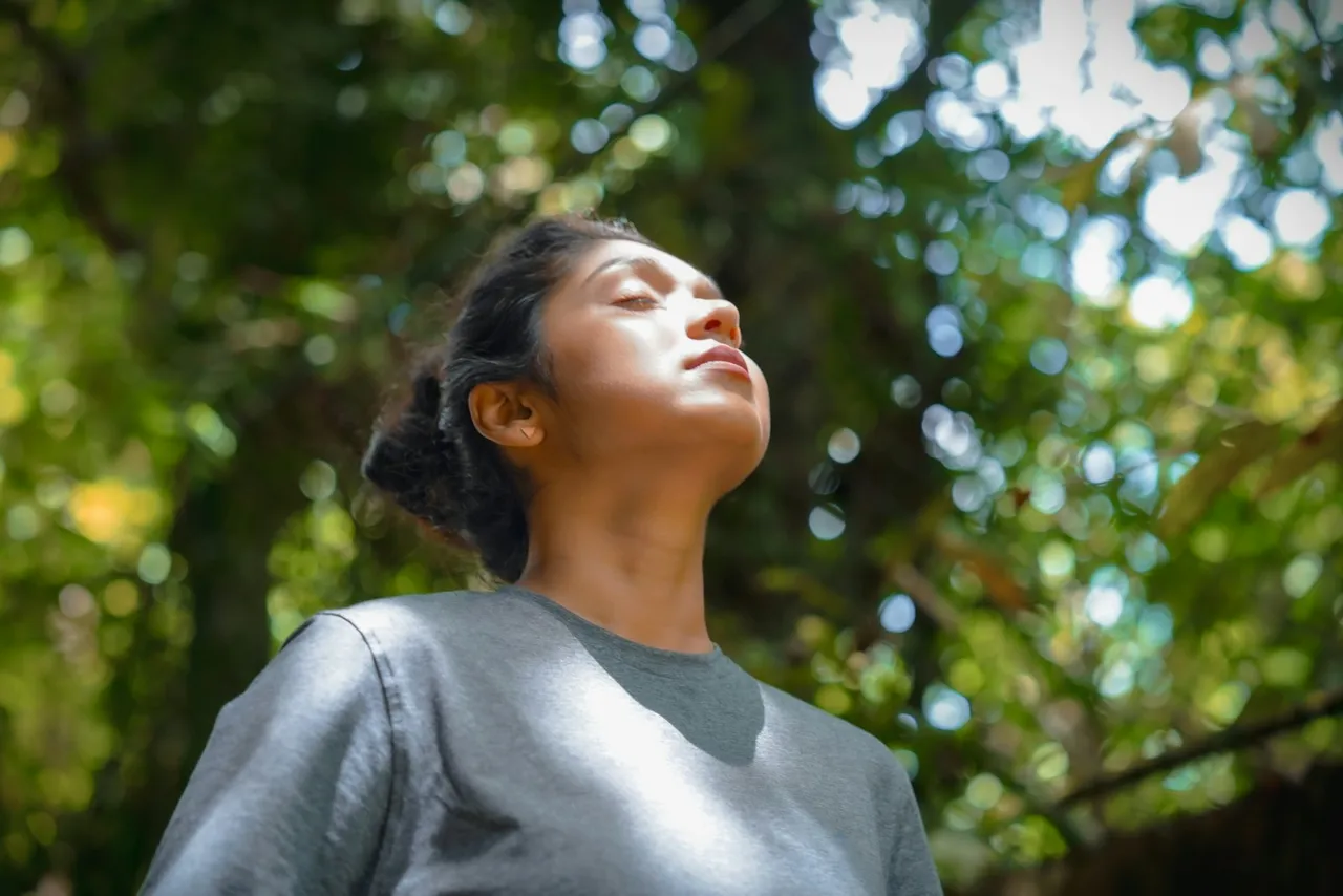 Mujer respirando con calma al aire libre