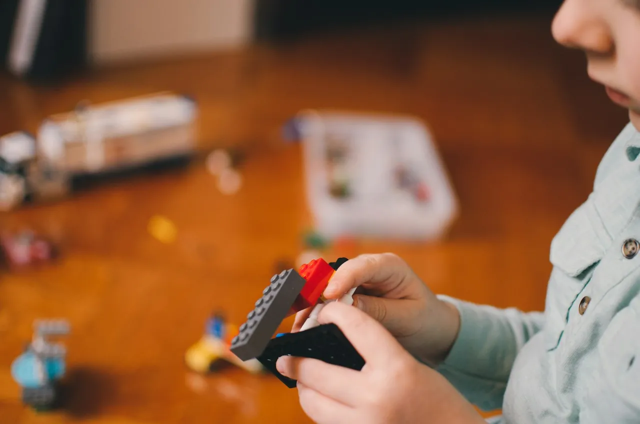 Niño jugando con bloques sobre una mesa